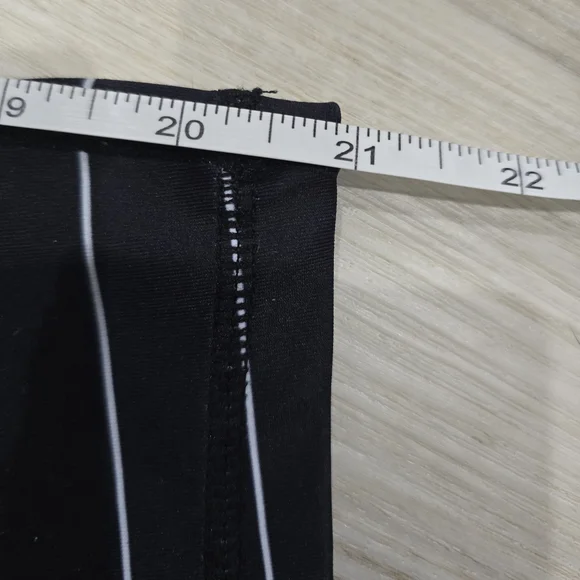 Zyia Active Women Capri Leggings Size 8-10 Black Striped High Waist Pockets - Picture 7 of 8